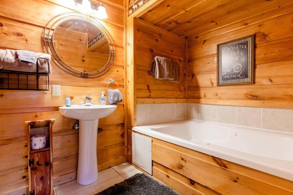 Cozy Cabin W/Hot Tub & Wifi In Gatlinburg Villa ภายนอก รูปภาพ
